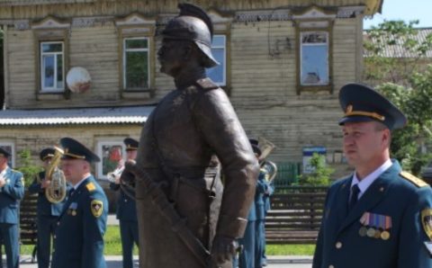 В Иркутске установили памятник первому брандмайору города