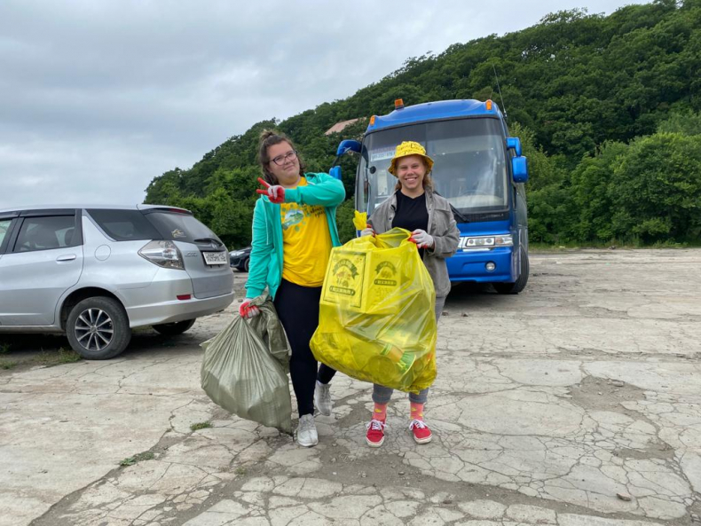 Волонтёры собрали на побережье Владивостока полтонны мусора