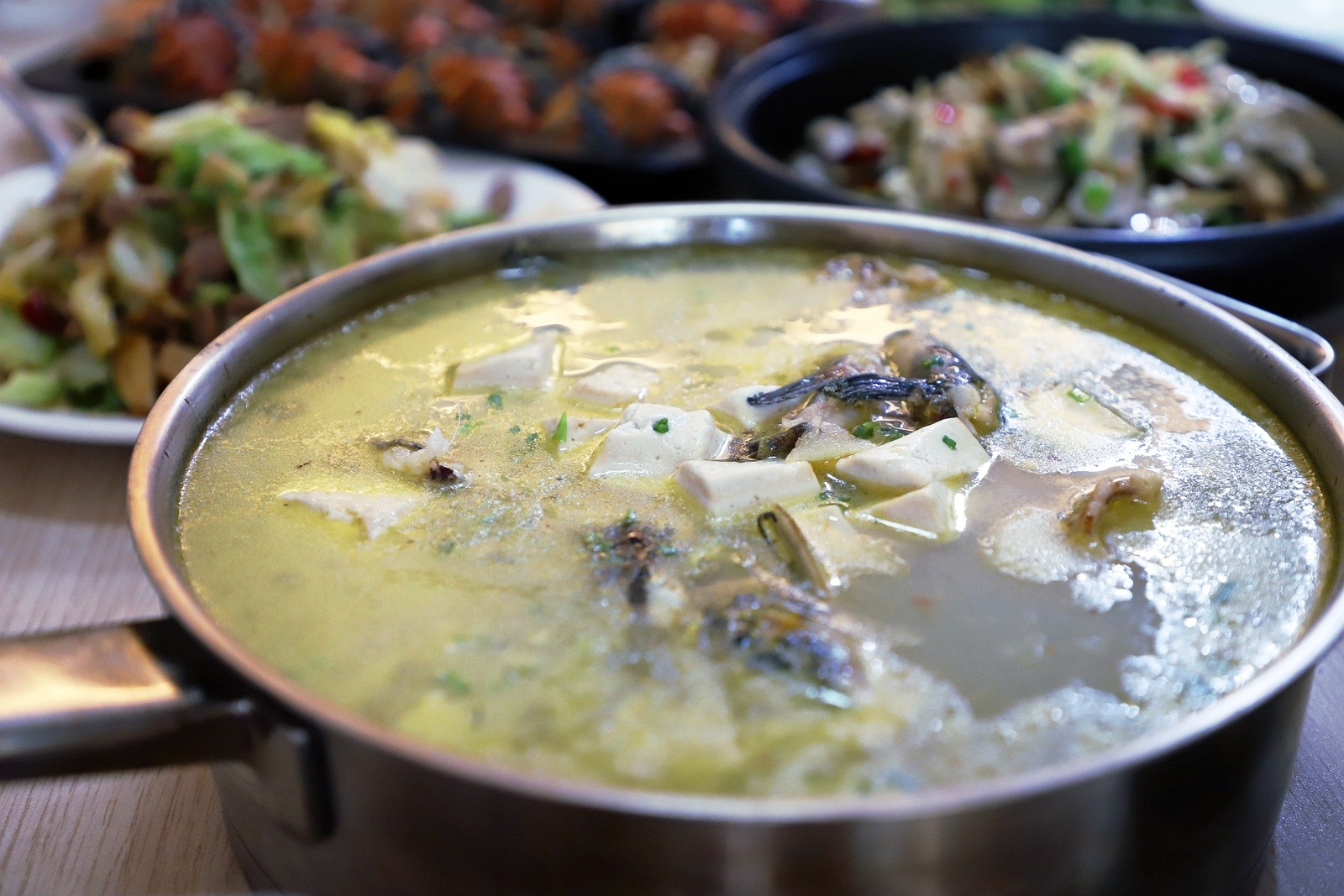 «Хорошая хозяйка и из петуха уху сварит»: из чего варили рыбный суп на Руси?
