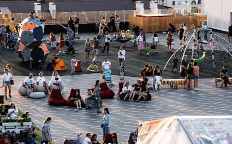 Бульвар со скамейками и зонами отдыха появился на крыше ТЦ в Казани