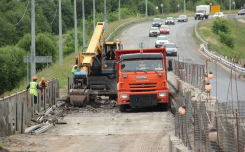 В Ярославской области открыли половину моста через реку Печегду