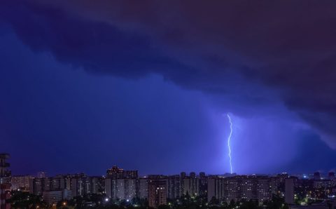 Москвичей предупредили о сухих грозах без дождя