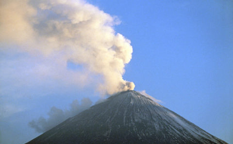 Вулкан Шивелуч выбросил пар и газ на 3,5 километра