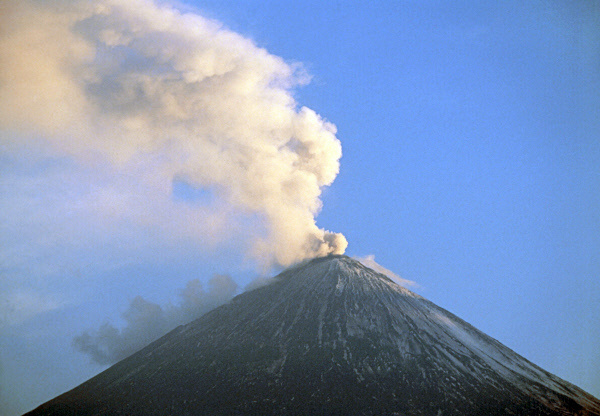 Вулкан Шивелуч выбросил пар и газ на 3,5 километра