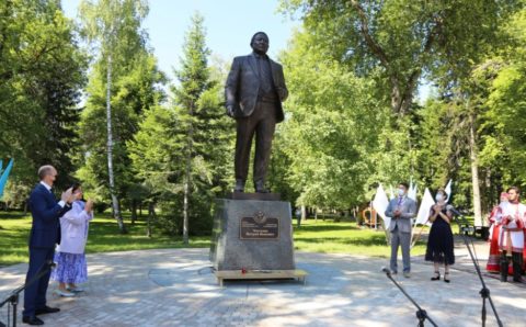 В Горно-Алтайске открыли памятник первому главе региону Валерию Чаптынову