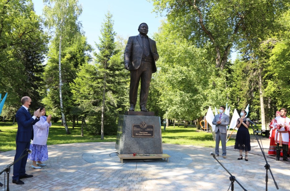 В Горно-Алтайске открыли памятник первому главе региону Валерию Чаптынову