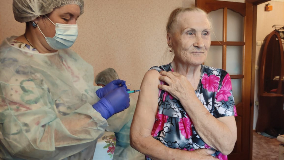 Инвалидам и пожилым в Хабаровском крае предлагают вакцинироваться на дому