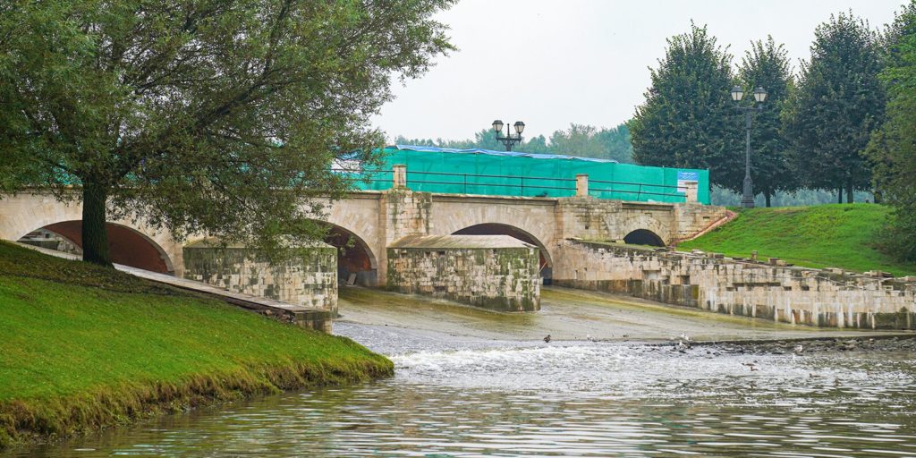 Ремонт пешеходного моста начался в московском музее «Царицыно»