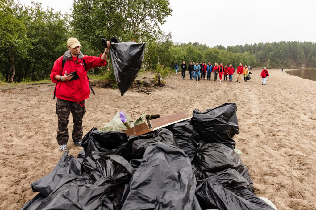 В Мурманской области активисты провели уборку на реке Ура