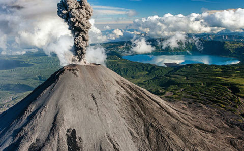 Вулкан Карымский выбросил пепел на 2 км