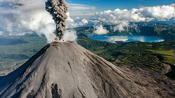 Вулкан Карымский выбросил пепел на 2 км