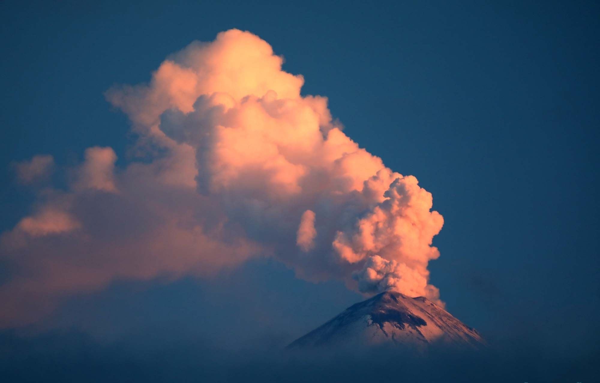 Камчатский вулкан Шивелуч выбросил пар и газ на 3,5 километра