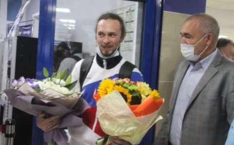 В аэропорту Барнаула торжественно встретили призера Олимпиады – 2020