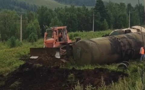 Роспотребнадзор взял пробы воды в месте разлива топлива в реке Алеур