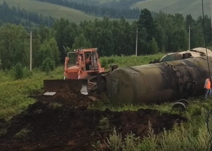 Роспотребнадзор взял пробы воды в месте разлива топлива в реке Алеур