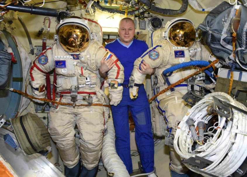 Российские космонавты в апреле осуществят два выхода в космос