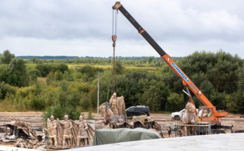 На берегу Чудского озера началась сборка скульптуры Александра Невского