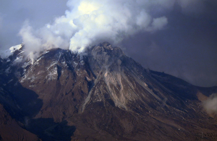 Извергающийся вулкан Шивелуч неожиданно «успокоился»