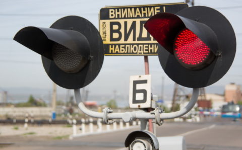 Движение на ж/д переездах частично перекрыли в Чите