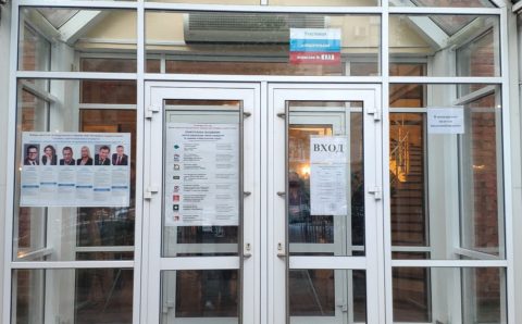 Запах перегара встретил журналистов на УИК № 133 в Петербурге