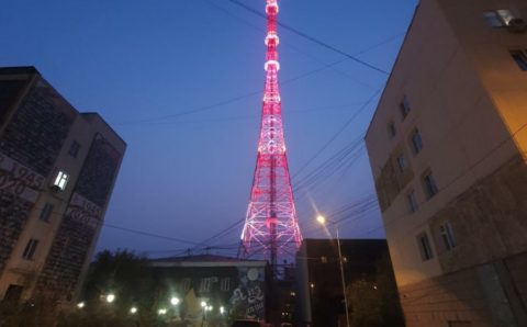 Якутская телевышка окрасилась цветами приморского флага