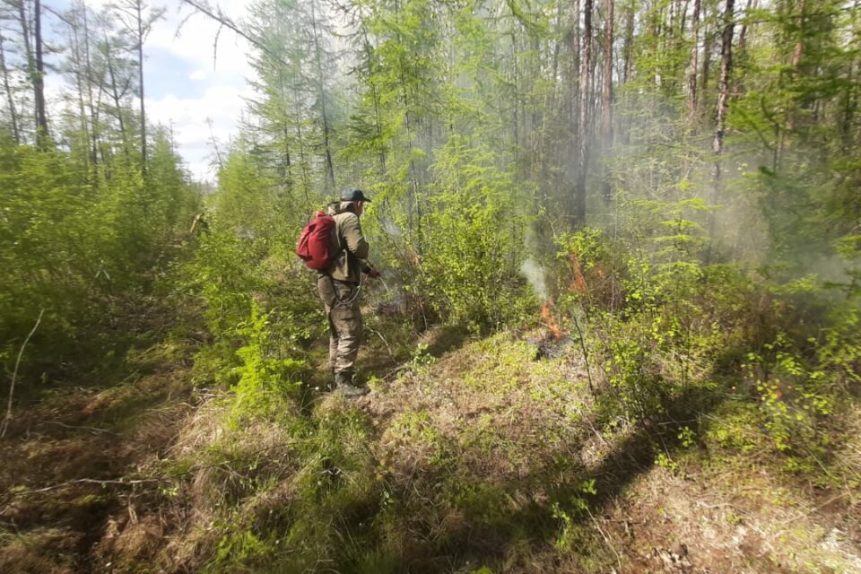 Военные помогли с тушением лесных пожаров якутским огнеборцам