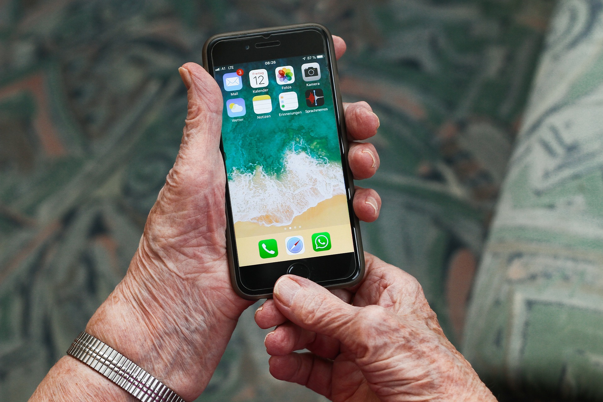 Пенсионерам Приморья региональные власти помогут освоить смартфон