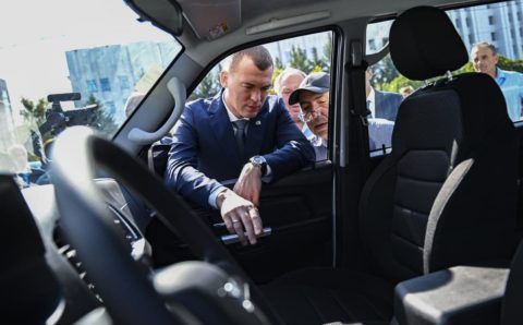 Хабаровские школы и больницы получили новые автомобили