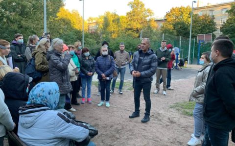 Жители Выборгского района Петербурга пожаловались Шугалею на вонь из канализации