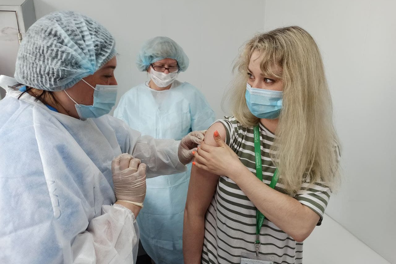 Иркутская область запаслась антиковидной вакциной