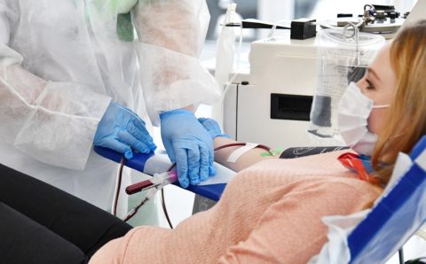 Доноров плазмы после ревакцинации «Спутником Лайт» стали принимать в Москве