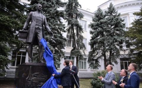 В Краснодаре открыли памятник изобретателю телевидения Борису Розингу