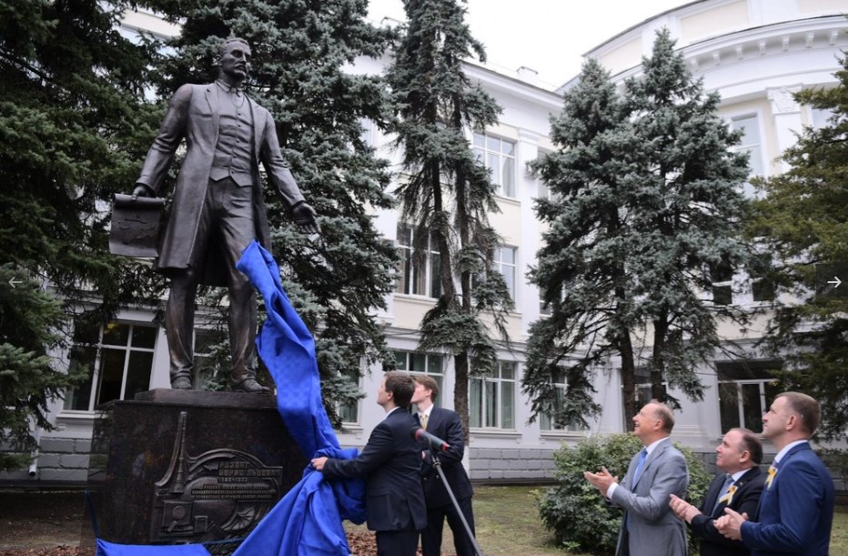 В Краснодаре открыли памятник изобретателю телевидения Борису Розингу