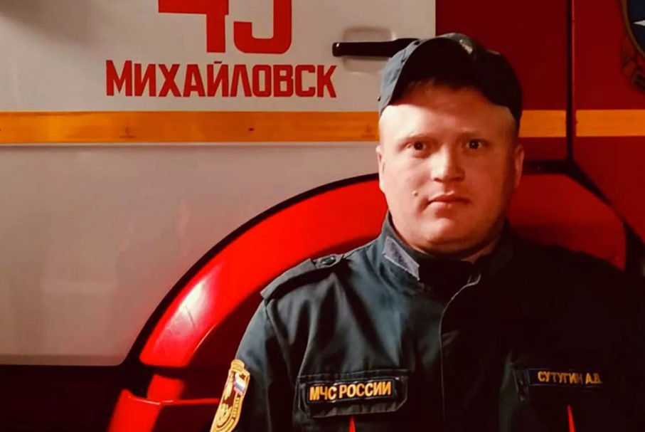 Водитель пожарной машины на Урале спас из огня двоих детей и их мать