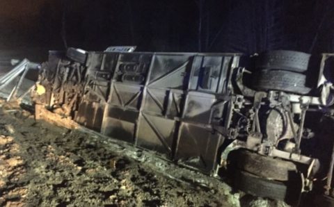 Несколько тонн топлива разлилось на трассу при ДТП в Магаданской области