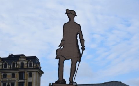 На площади у речного вокзала Саратова «примерили» скульптуру Петра I