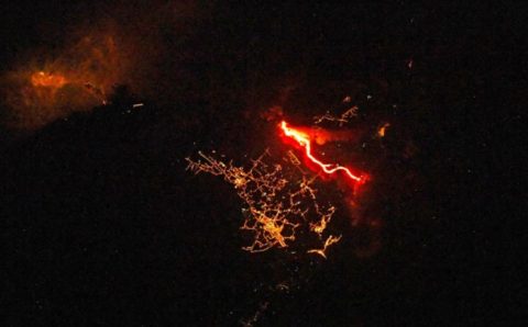 Российские космонавты сфотографировали потоки лавы на острове Пальма