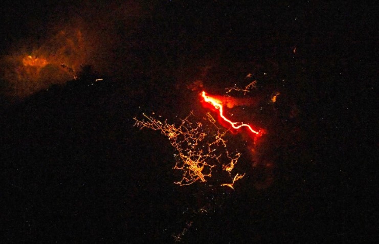 Российские космонавты сфотографировали потоки лавы на острове Пальма