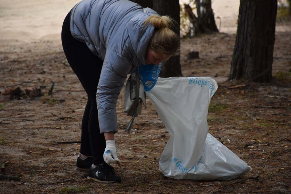 Ярославские волонтеры убрали мусор с берега Волги