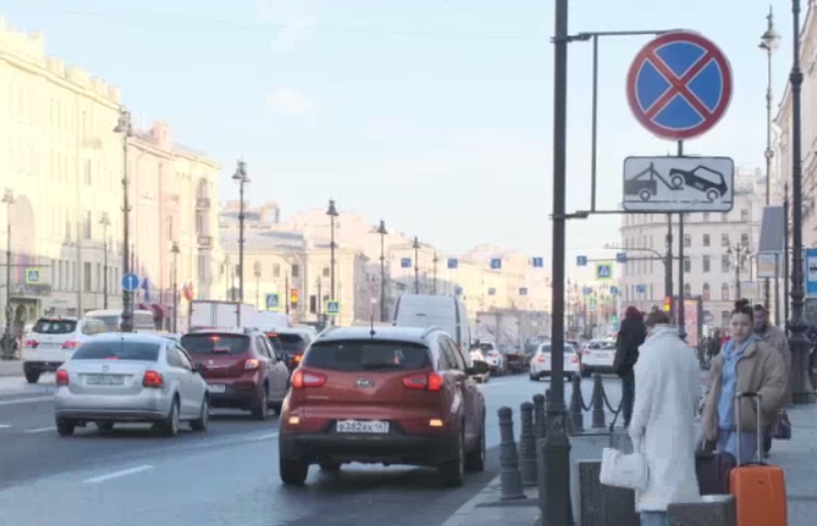В Петербурге станут пристальнее следить за парковкой у «Галереи»