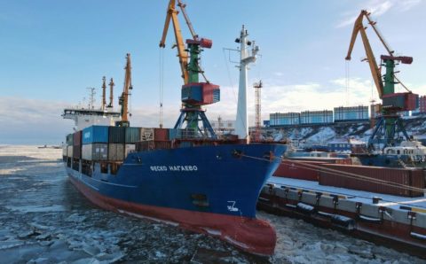Глава Чукотки пожаловался на задержки с доставкой продуктов в регион