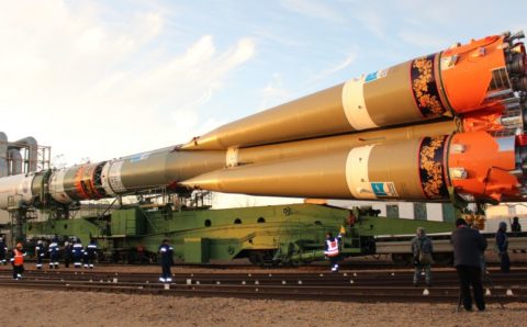 Расписанную под хохлому ракету «Союз» вывезли на стартовый стол Байконура