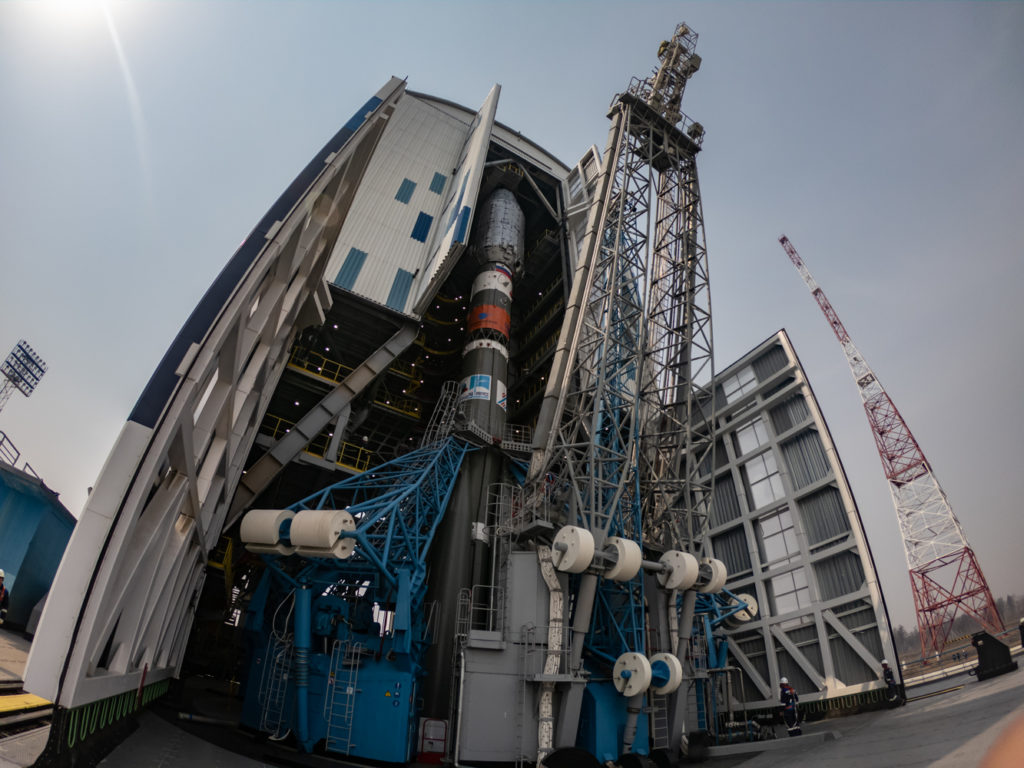 Ракету «Союз-2.1б» установили на стартовый стол Восточного