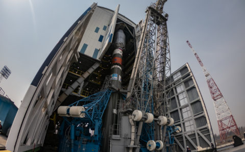 Ракету «Союз-2.1б» установили на стартовый стол Восточного
