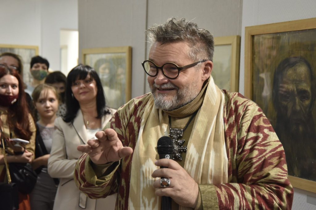 В Заполярье историк моды Александр Васильев представил выставку картин своего отца
