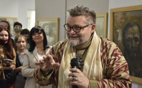 В Заполярье историк моды Александр Васильев представил выставку картин своего отца