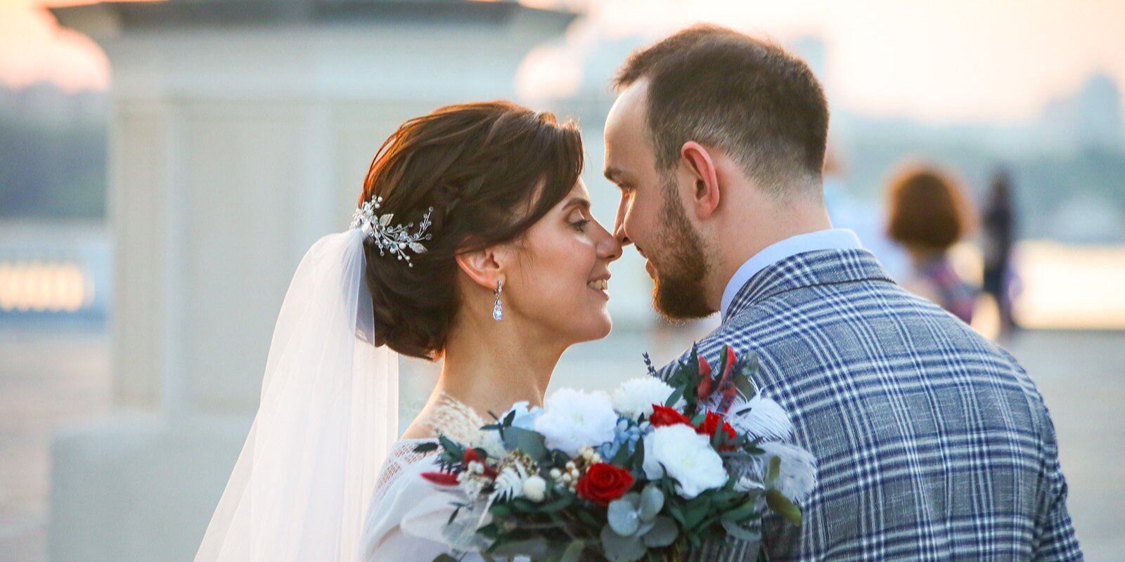 На необычных площадках Москвы поженилась 20-тысячная пара