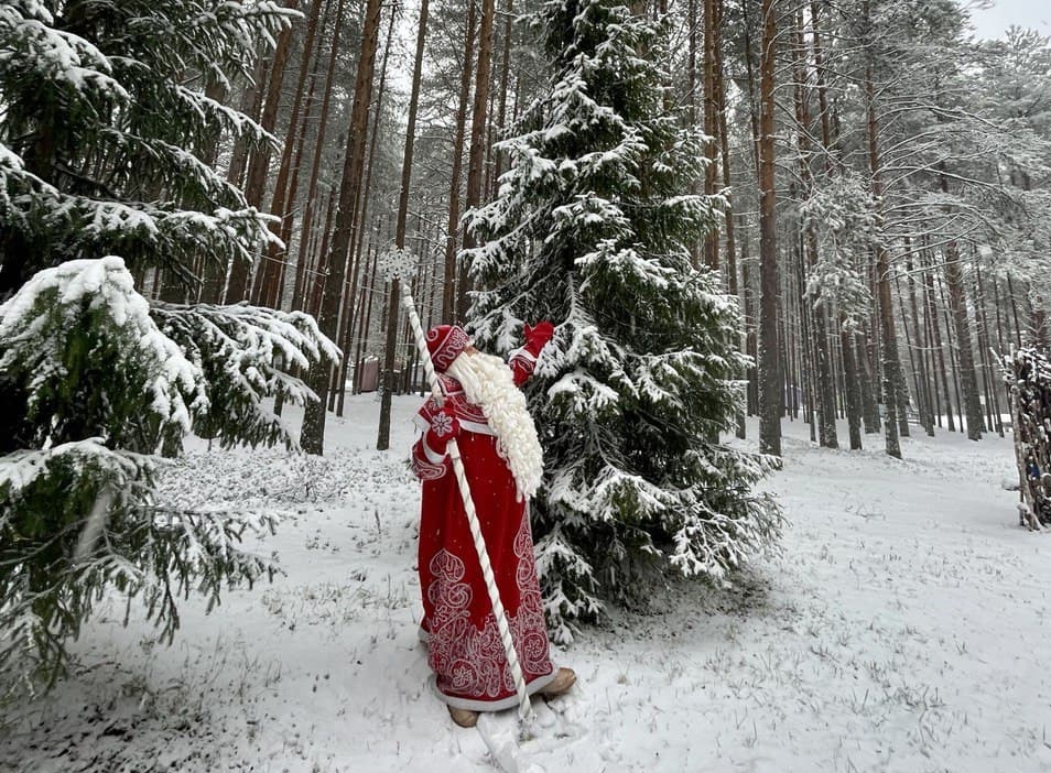 Парад с участием Дедов Морозов и Снегурочек прошел в Махачкале