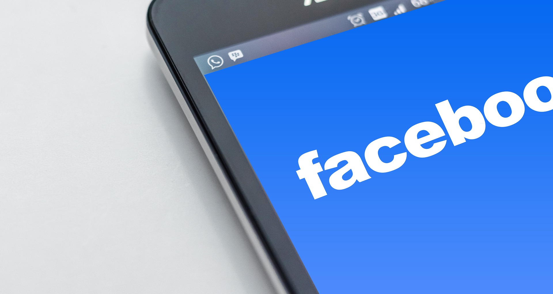 Приставы взыщут с Facebook 26 миллионов рублей