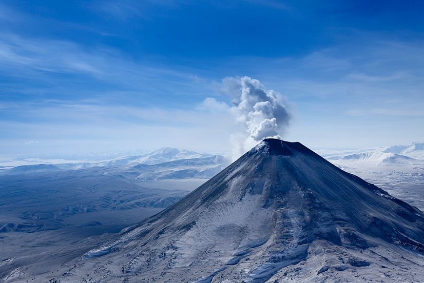 Вулкан Карымский «выстрелил» пеплом на 2,5 км